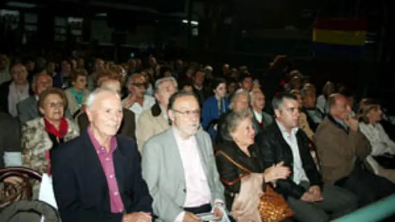  Dirigentes de la Federaci&oacute;n y de organismos de derechos humanos de Argentina y Espa&ntilde;a, en el teatro Bambalinas.