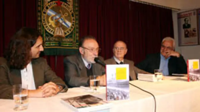  Manuel Losa, entre Francisco Lores y V&iacute;ctor Freixanes, durante la presentaci&oacute;n del libro, la pasada semana.