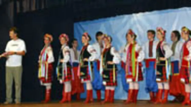  Tras la actuaci&oacute;n, la presidenta de la Sociedad, Dora Pegito, entreg&oacute; un presente a la agrupaci&oacute;n folcl&oacute;rica ucraniana.