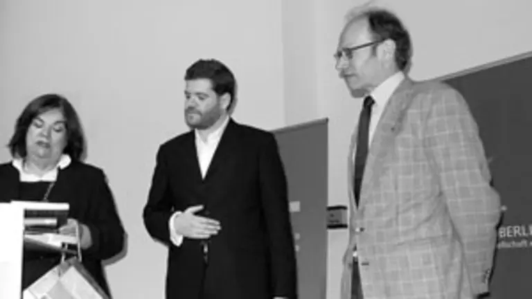  Guillermina Hernández hizo una donación de libros al Instituto Cervantes y a la asociación ‘Canarias en Berlín’.