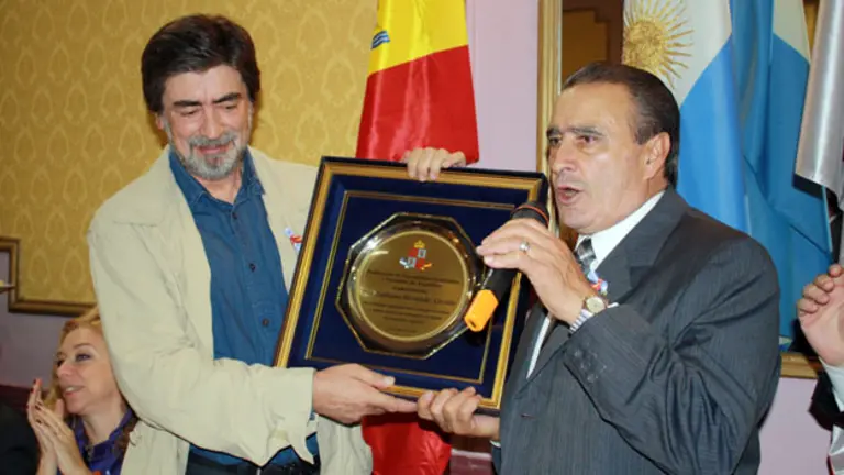  Pedro Bello entrega una placa de reconocimiento al consejero Laboral de la Embajada de España, Guillermo Hernández Cerviño.