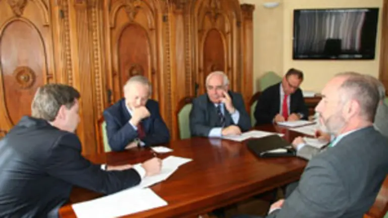  De izda. a dcha., Enrico Giovanini; Giovanni Barbieri (asesor del Instituto de Estad&iacute;stica); Vicente &Aacute;lvarez Areces; el director de la Casa de Asturias en Bruselas, Javier Velasco; y Lucio Gusseti.