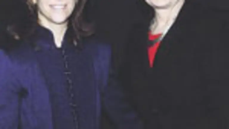  Diana Villarnovo, junto a su jefa, Hillary Clinton.