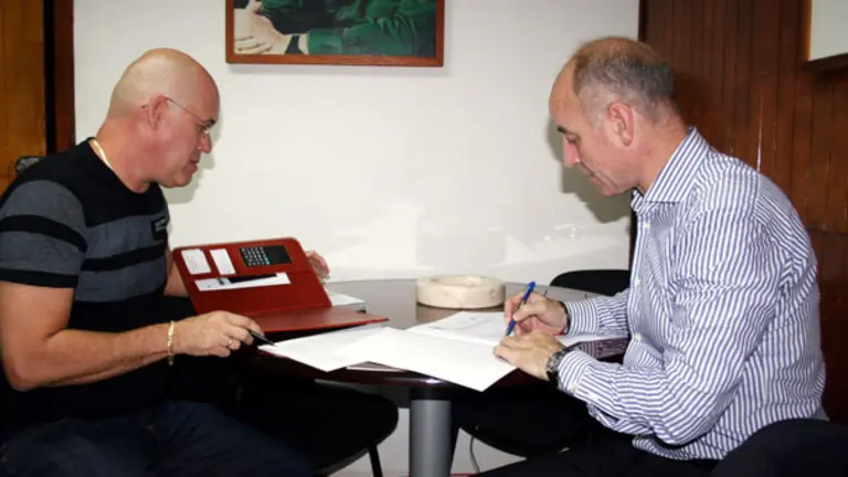  Camba y Toledo firman el acuerdo entre la Xunta y la Federaci&oacute;n de Sociedades Galegas en Cuba.