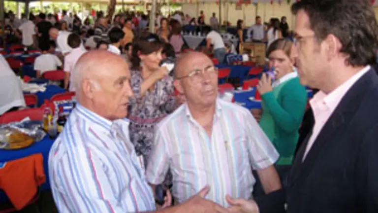  El presidente de la Xunta saluda a algunos de los asistentes.