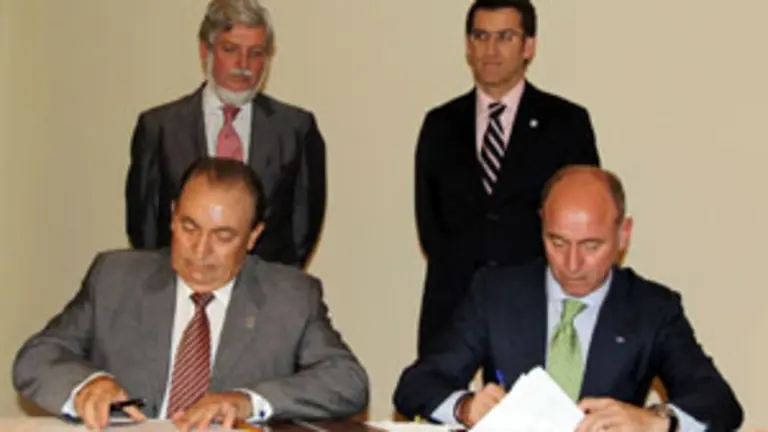  Pi&ntilde;eiro y Camba firman el convenio en presencia de Manuel Alabart y Alberto N&uacute;&ntilde;ez Feij&oacute;o.