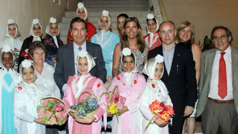 Manuel Cacho, Victoria Cristóbal, Santiago Camba y Pablo Barrios posan con unas chicas ataviadas con el traje típico madrileño.