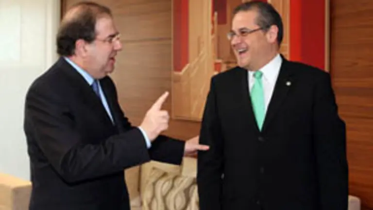  Juan Vicente Herrera, durante la reunión con el embajador de Panamá, Álvaro Enrique Tomás.