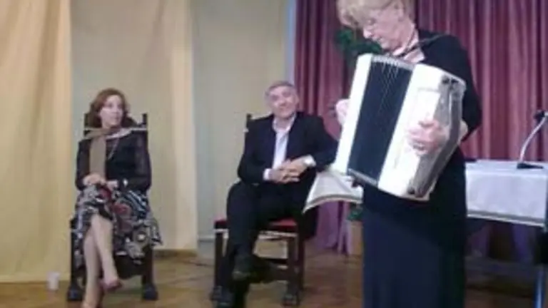  Un momento de la velada con Manoli Rubio, Amancio R. de la Morena y la acordeonista Rosa María Tomás.