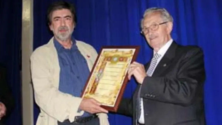  Jos&eacute; Antonio Nespral entrega una distinci&oacute;n al consejero de Trabajo, Guillermo Hern&aacute;ndez Cervi&ntilde;o.