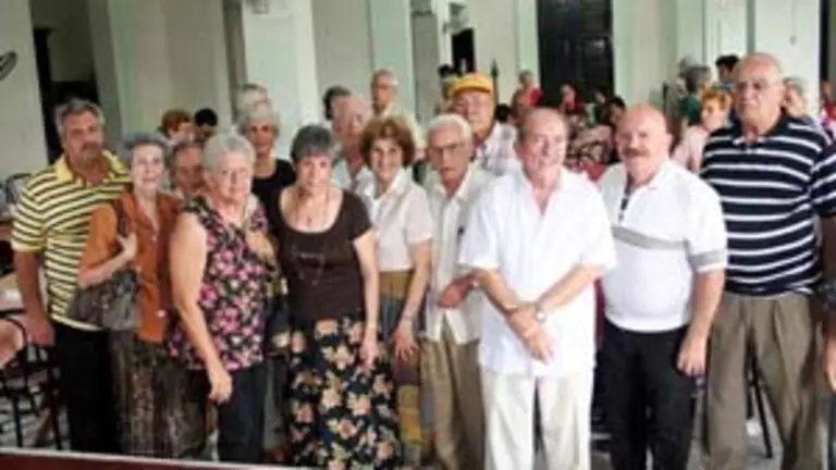  Manolo &ndash;tercero por la derecha&ndash;, junto a ex alumnos del Plantel Jovellanos.