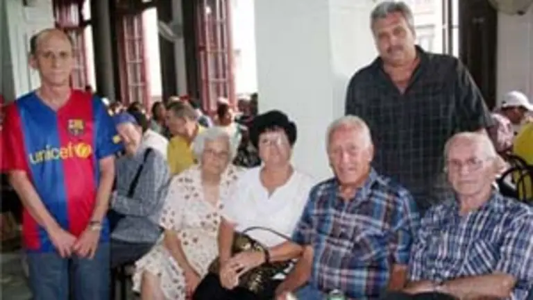  Jos&eacute; Cerra, con algunos de los grandes futbolistas del club astur.