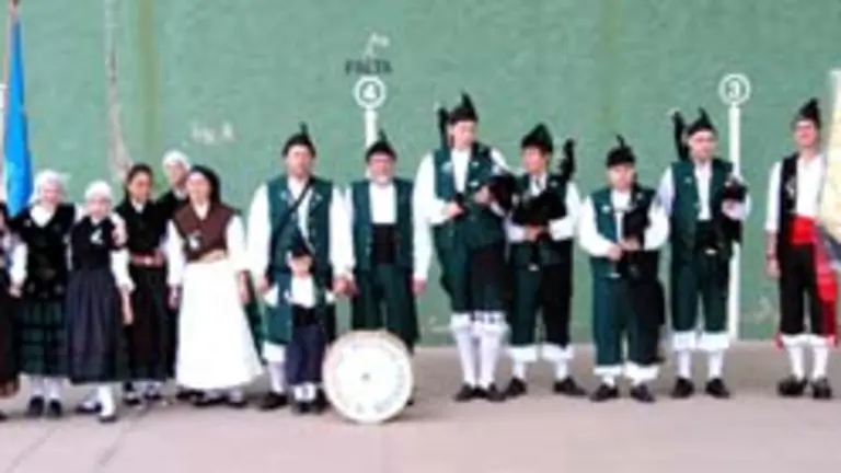  Varios miembros del Centro Asturiano de La Rioja, durante la Romer&iacute;a a la Ermita de San Crist&oacute;bal.