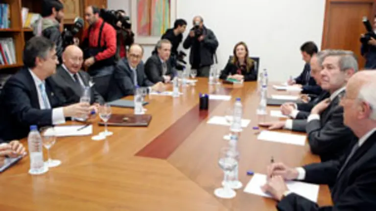  Un momento de la reuni&oacute;n entre representantes de Caixa Galicia, Caixanova, el Banco de Espa&ntilde;a y la Xunta.