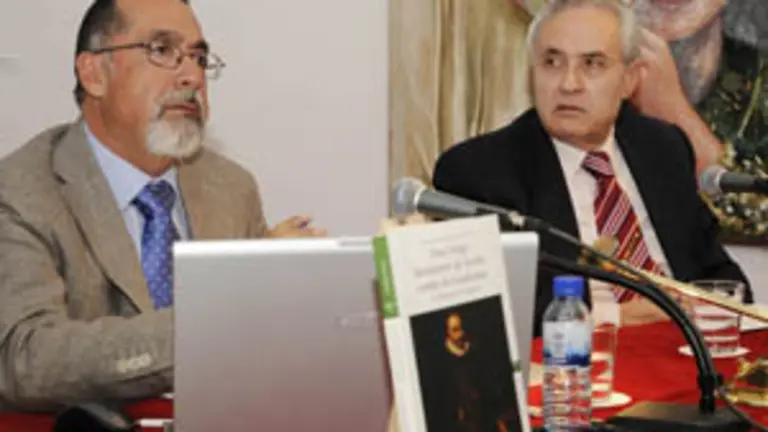  Fernando Bartolom&eacute; Benito &ndash;izda.&ndash; y Jos&eacute; Ram&oacute;n &Oacute;nega, durante la conferencia en la Casa de Galicia.