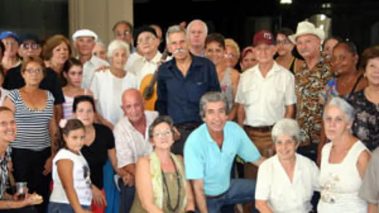  Antonio Gonz&aacute;lez (c), en una foto de archivo, junto a un grupo de gallegos.