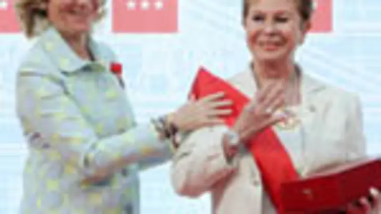  Esperanza Aguirre entrega el galardón a la actriz Lina Morgan.