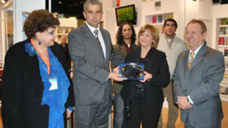  L&oacute;pez Dobarro recoge el premio que le entrega la directora de Ferias de la &lsquo;Fundaci&oacute;n El Libro&rsquo;, Marta D&iacute;az.