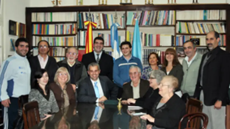  Alejandro L&oacute;pez Dobarro &ndash;centro&ndash; con el presidente y miembros de la comisi&oacute;n directiva del centro.