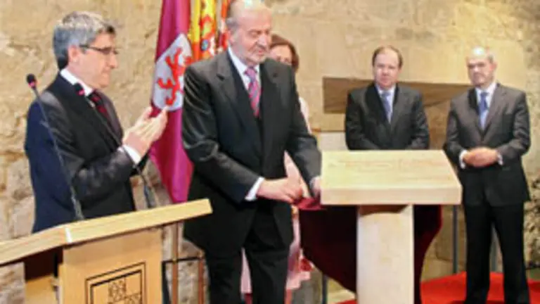  Los Reyes, don Juan Carlos y doña Sofía, inauguran el recién remodelado Palacio del Conde Luna.