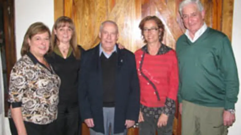  El presidente del Centro Asturiano, Luis Alvarez &ndash;en el centro&ndash;, junto a Mar&iacute;a Covadonga &ndash;2&ordf; por la dcha.&ndash;, y directivos del Centro Asturiano de Mar del Plata.