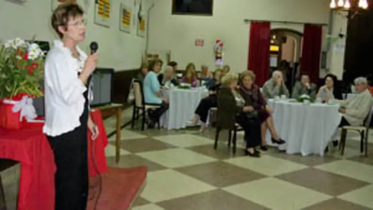  María Avelina Martínez se dirige a los asistentes al acto. 