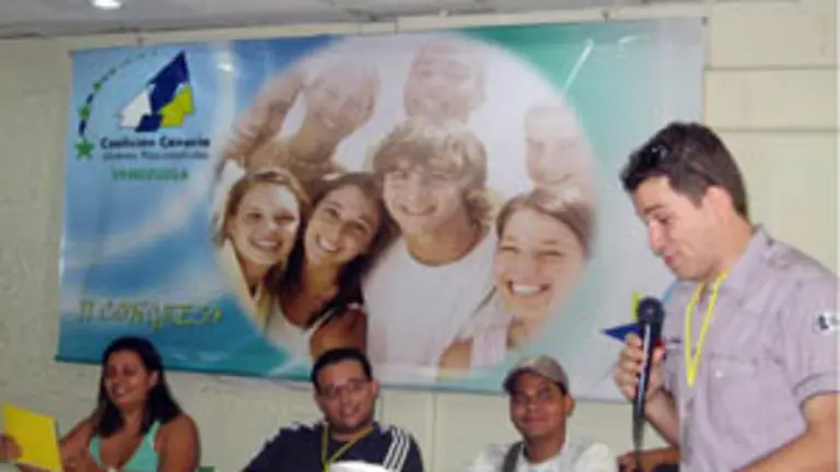  Robert Concepción, presidente electo de Jóvenes Nacionalistas de Venezuela de Coalición Canaria, durante su discurso.