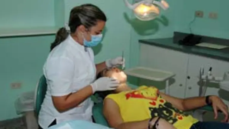  La doctora M&ordf; Pilar Cid Moa atiende a un joven paciente.