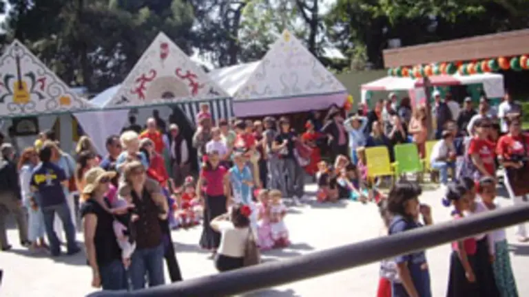  Aspecto festivo del recinto. 