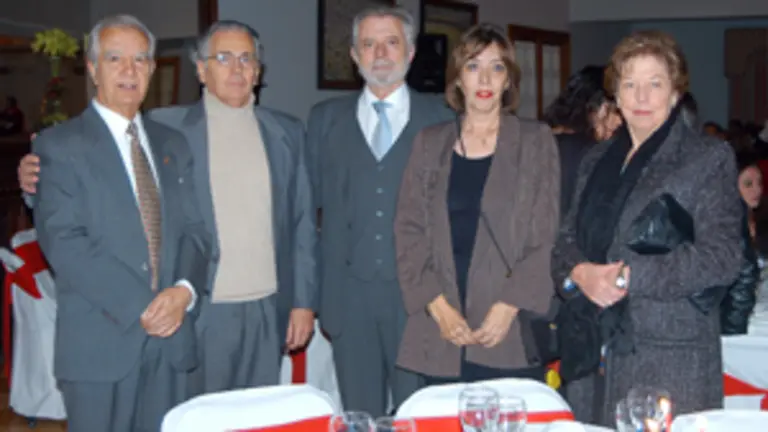  De izda. a dcha., Elías Vila, Edmundo Moure, Víctor Fagilde y las esposas del cónsul y del presidente de la Colectividad.
