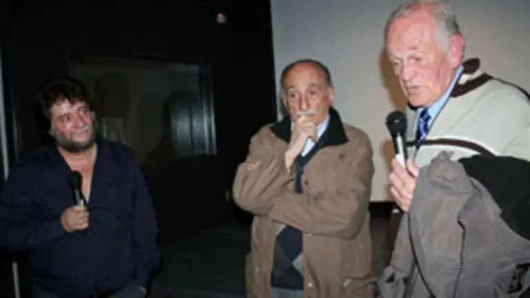  Alfredo Gavela, hijo de Carmen Arias &ndash;dcha.&ndash;, relat&oacute; algunos hechos vividos durante su ni&ntilde;ez con Che Guevara, acompa&ntilde;ado por Lois P&eacute;rez Leira y Calica.