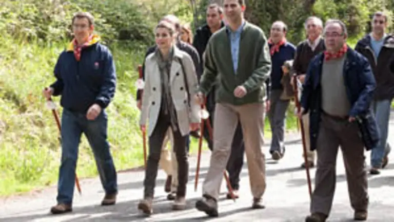  Los Pr&iacute;ncipes y la comitiva que los acompa&ntilde;&oacute; en los &uacute;ltimos diez kil&oacute;metros del Camino.