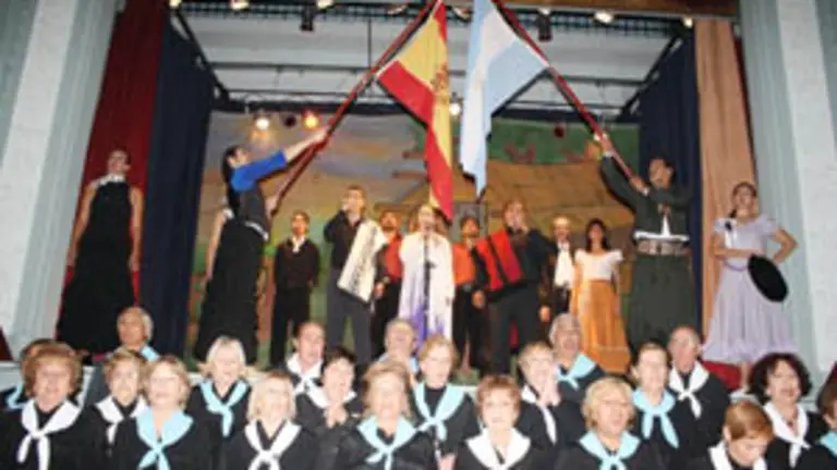  Final del show celebrado en el Centro de Salamanca entonando el himno. 