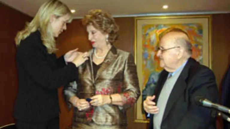  Josefina Arregui, con el presidente del Centro Asturiano de Madrid, Cosme Sordo.