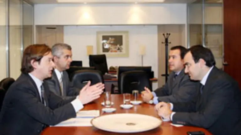 Jes&uacute;s Gamallo, acompa&ntilde;ado por Alejandro L&oacute;pez, se reuni&oacute; en la Delegaci&oacute;n de la Xunta de Galicia en Argentina, con Javier Calvi&ntilde;o y Nicol&aacute;s Wernicke, del AECID de Argentina.