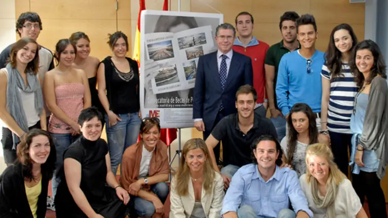 Francisco Granados y Victoria Cristóbal, con los jóvenes de la Universidad Camilo José Cela. 