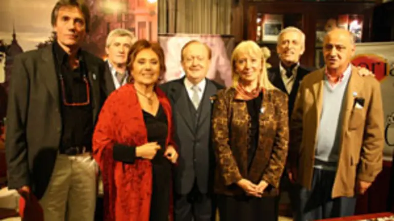  Los disertantes, junto a los directivos del Centro Soriano Numancia.