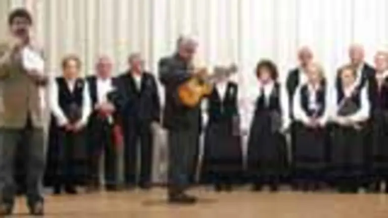  Un momento de la presentaci&oacute;n del coro Alborada, dirigido por el profesor Osvaldo Albornoz.