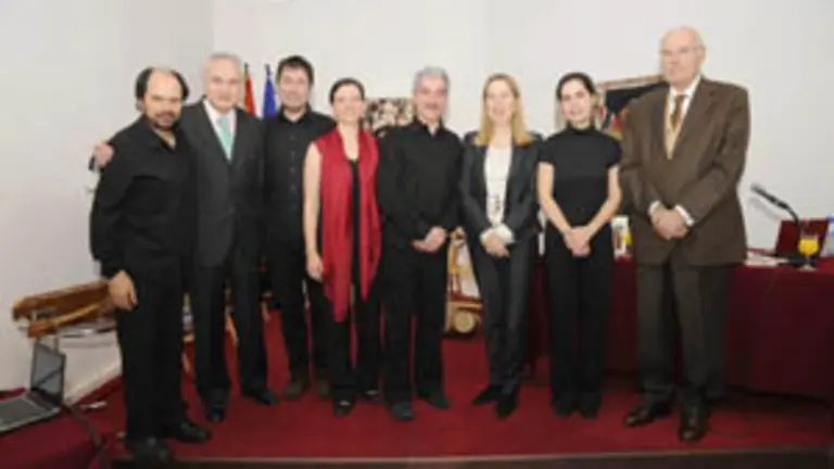 Jos&eacute; Ram&oacute;n &Oacute;nega, Sergio Pazos y el grupo &lsquo;Ars Combinatoria&rsquo;, junto a los dirigentes del Partido Popular Ana Pastor y Romay Beccar&iacute;a. 
