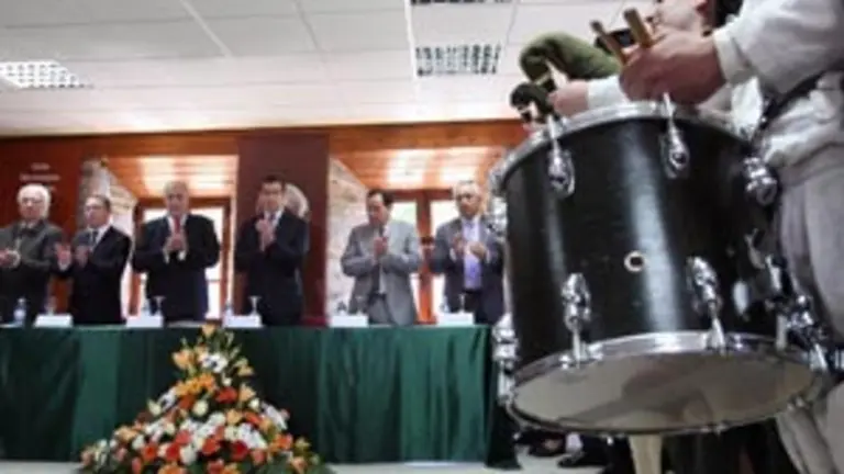  El presidente de la Xunta, acompa&ntilde;ado por miembros de la RAG, presidi&oacute; los actos en honor a Ux&iacute;o Novoneyra.