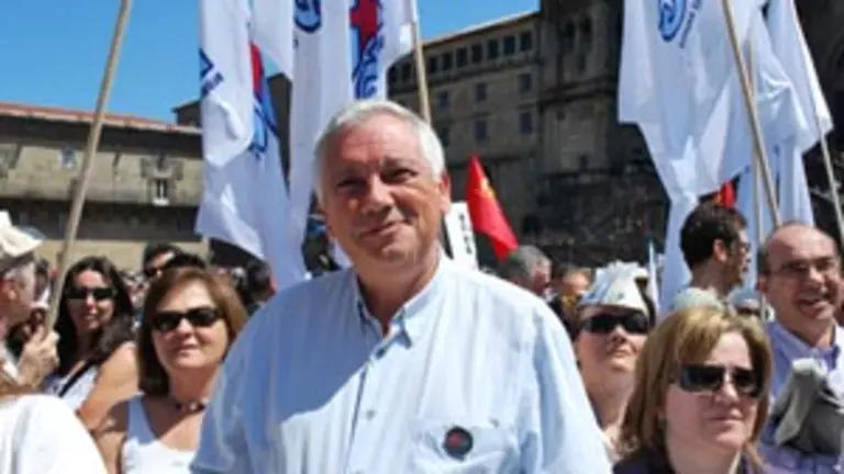  Guillerme V&aacute;zquez, rodeado de manifestantes en la Plaza del Obradoiro.