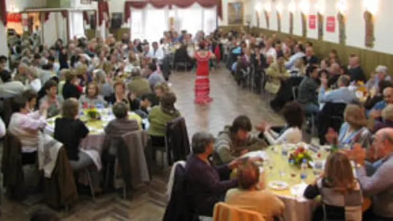  Socios y simpatizantes, que llenaron la sede, disfrutan de la actuación de Mariela Deanes, ‘la Pantojita’.