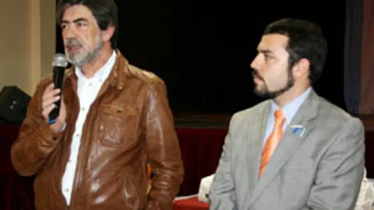 Guillermo Hern&aacute;ndez se despide en los socios de Arentei, Vilamar&iacute;n e A Peroxa. A su lado, Santos Gast&oacute;n.