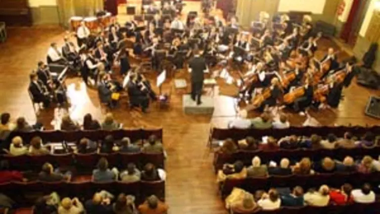Un momento de la actuación de la Sinfónica de Buenos Aires en el teatro Alejandro Casona del Centro Asturiano.