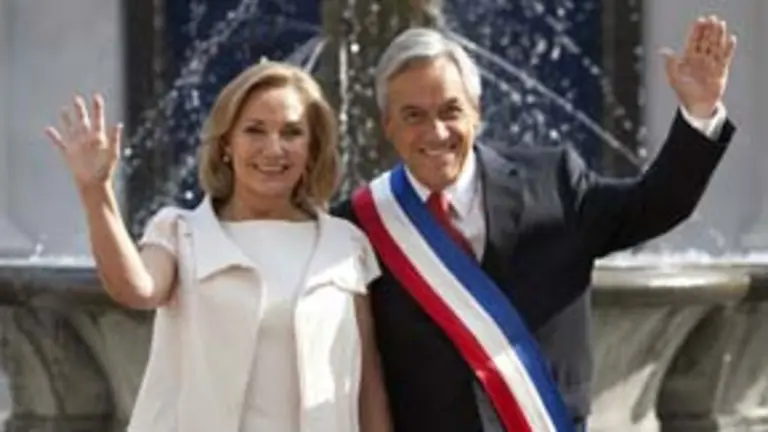  El presidente de Chile, Sebasti&aacute;n Pi&ntilde;era, de ascendencia asturiana, con su mujer, tras su nombramiento. 