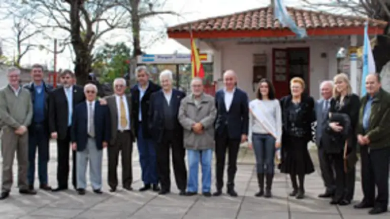  Santiago Camba, Adonis Pamp&iacute;n y Alejandro L&oacute;pez, junto a directivos de otras asociaciones gallegas. 