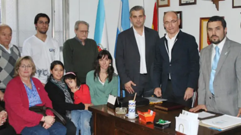  El secretario xeral, Santiago Camba, junto a directivos y j&oacute;venes de la Sociedade Galega de Arantei, Vilamar&iacute;n e A Peroxa.