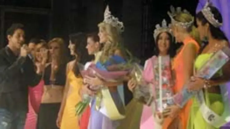  El artista V&iacute;ctor Mu&ntilde;oz le cant&oacute; a las j&oacute;venes.