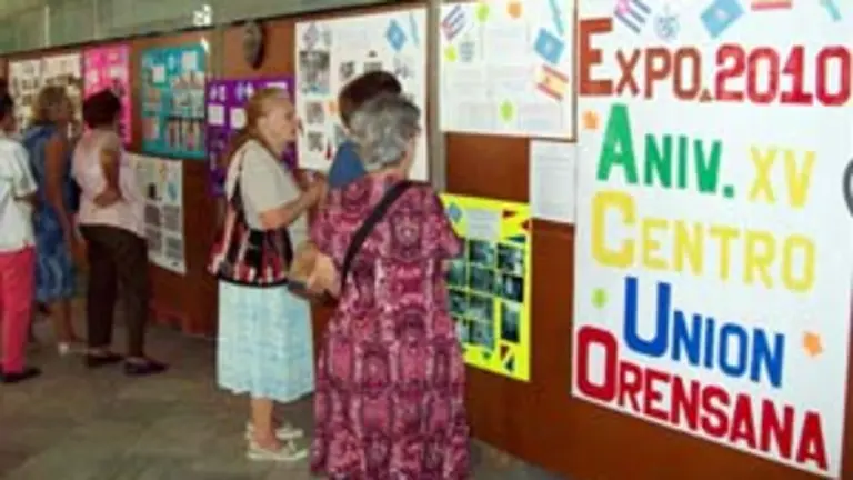  Unas personas observan la retrospectiva fotogr&aacute;fica inaugurada con motivo del 15&ordm; aniversario del Centro.