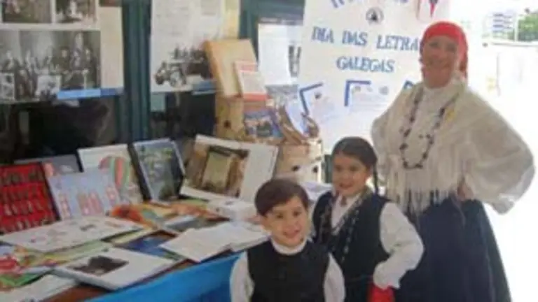 Dos de los integrantes de &lsquo;Aires Galegos&rsquo;, Mar&iacute;a Victoria y Eduardo Antonio Mart&iacute;nez Vietri, junto a su instructora y secretaria de Cultura del CGPLC, Mari R&uacute;a de Garc&iacute;a.